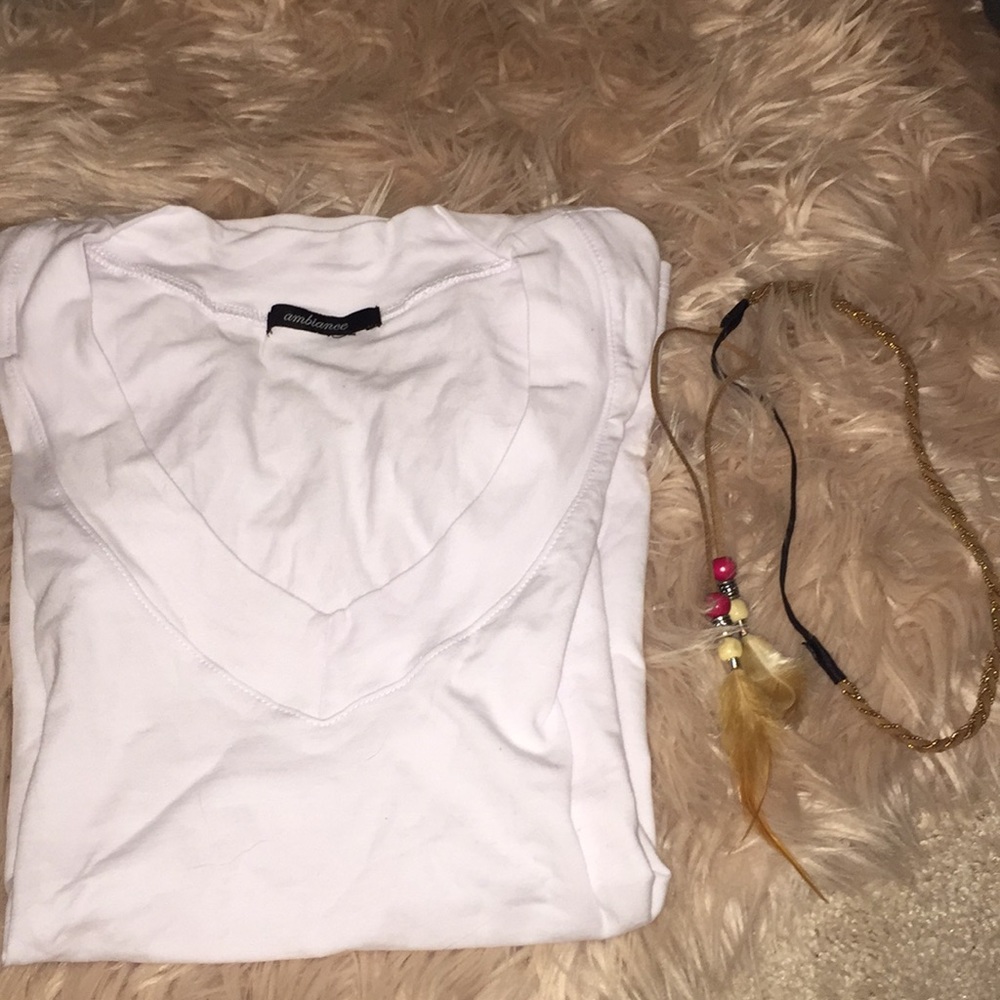 White v neck short sleeve shirt